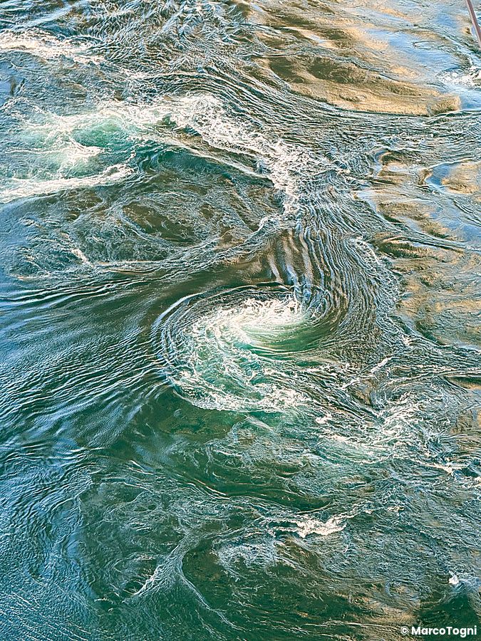 Il vortice di Naruto a Vortice di Naruto mostra una complessa spirale d'acqua marina in movimento nello stretto di Naruto.