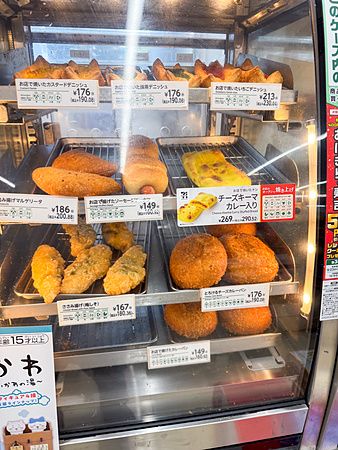 Vetrina di prodotti da forno in un 7 Eleven in Giappone.