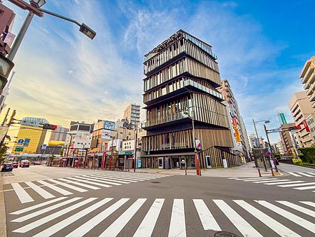 Edificio moderno e incrocio pedonale ad Asakusa, Tokyo.