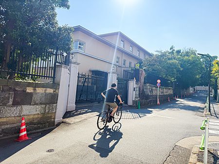 Persona su una bicicletta davanti all'Ambasciata d'Italia a Tokyo.