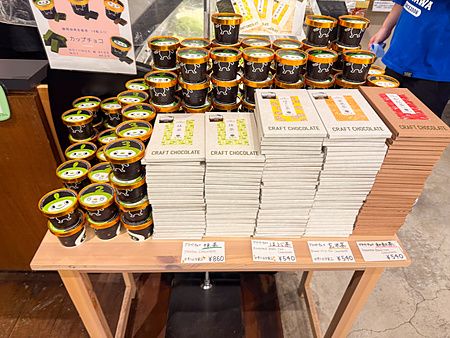 Prodotti di gelato e cioccolato artigianale esposti su un tavolo di legno nel negozio Nanaya a Tokyo.