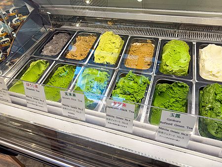 Vetrina refrigerata con diverse vaschette di gelato al matcha presso il negozio Nanaya ad Aoyama, Tokyo.