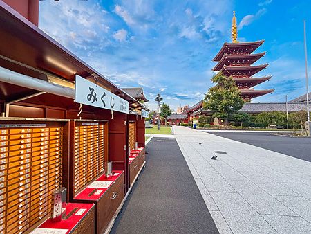 pagoda del tempio Senso-ji ad Asakusa con scatole mikujin in primo piano.
