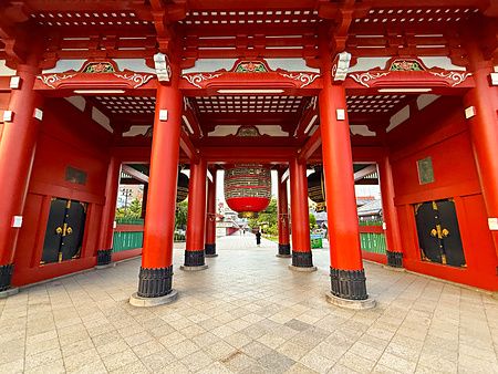 Colonne rosse e lanterna al tempio Senso-ji a Asakusa.