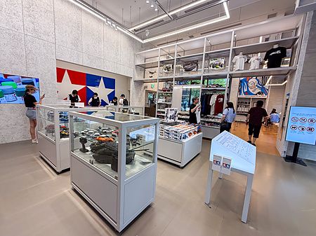 Interno luminoso e moderno del negozio Tamiya PlaModel Factory a Shimbashi, Tokyo, con espositori di modellini.
