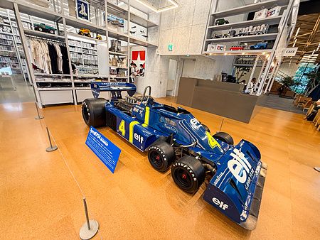 Una monoposto di Formula 1 Tyrrell P34 esposta al centro del negozio Tamiya PlaModel Factory a Shimbashi, Tokyo.