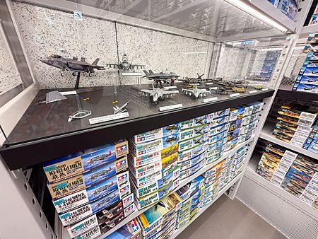 Espositore con modellini di aerei presso il negozio Tamiya PlaModel Factory a Shimbashi.