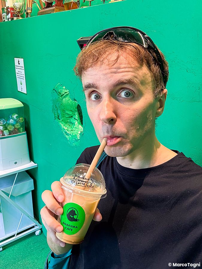 Marco Togni sorseggia un latte al caramello preso dal Anakuma Cafe ad Harajuku.