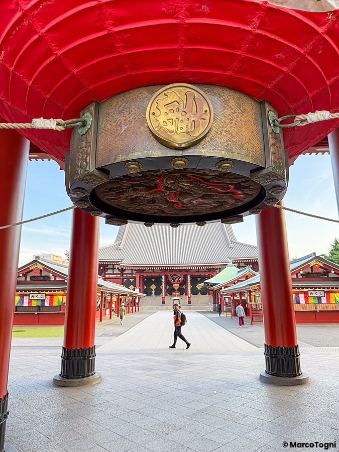 Lanterna gigante all'ingresso del tempio Senso-ji ad Asakusa con persona sullo sfondo.