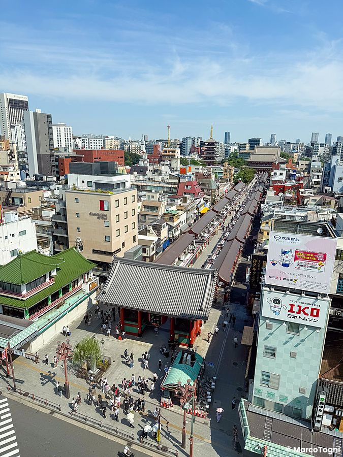 Veduta dall'alto di Asakusa con il tempio Senso-ji e la strada commerciale Nakamise.
