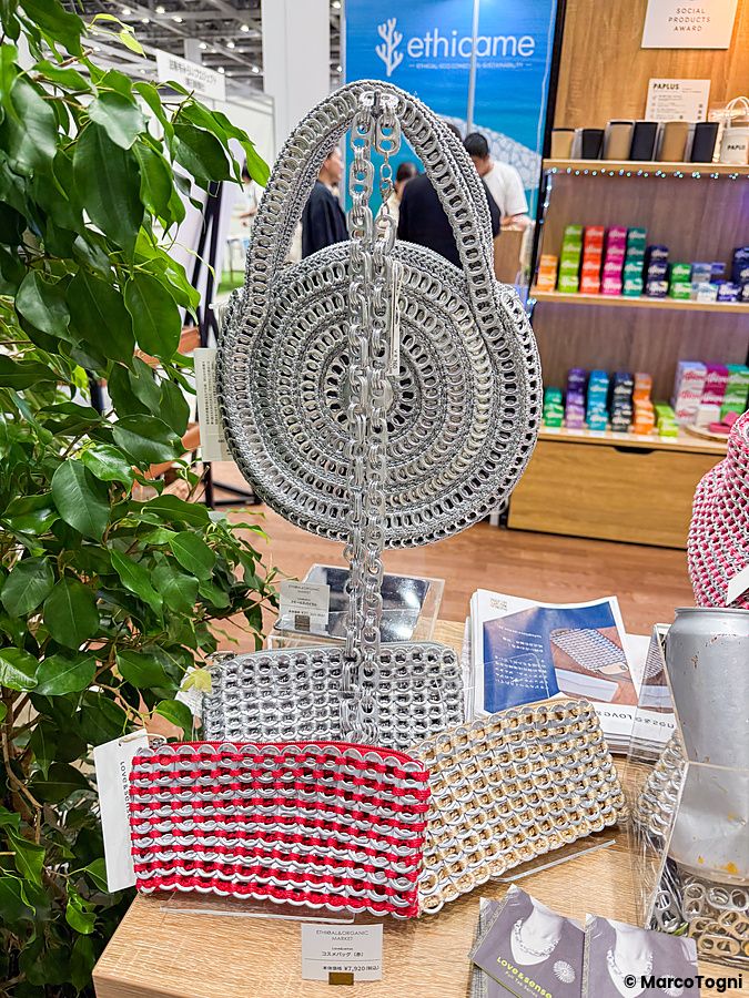 Borse e pochette fatte con linguette di lattine in esposizione alla Good Life Fair di Tokyo.