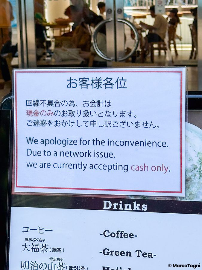 Un cartello informativo su un pagamento solo in contanti esposto in una caffetteria in Giappone.