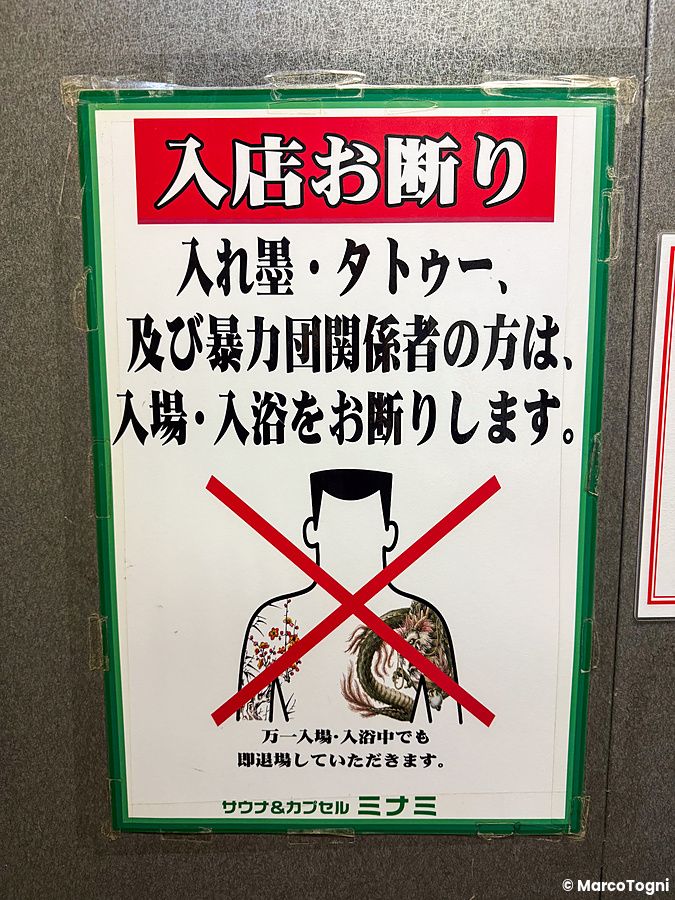 Cartello giapponese di divieto ingresso per persone con tatuaggi.