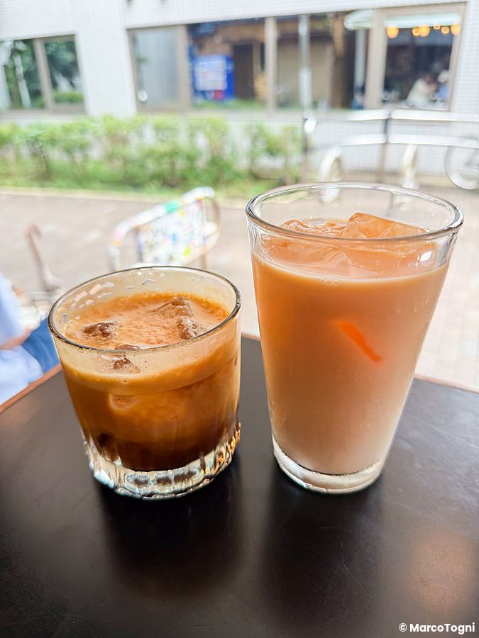 Due bicchieri di bevande fredde al caffè su un tavolino scuro presso il Fuglen, vicino alla stazione di Yoyogi-Hachiman.