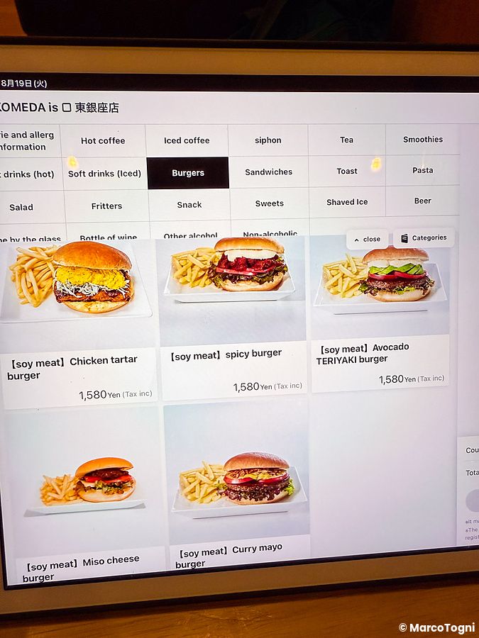 Una schermata di ordinazione touch-screen del ristorante Komeda Is a Ginza mostra il menu di burger vegani.