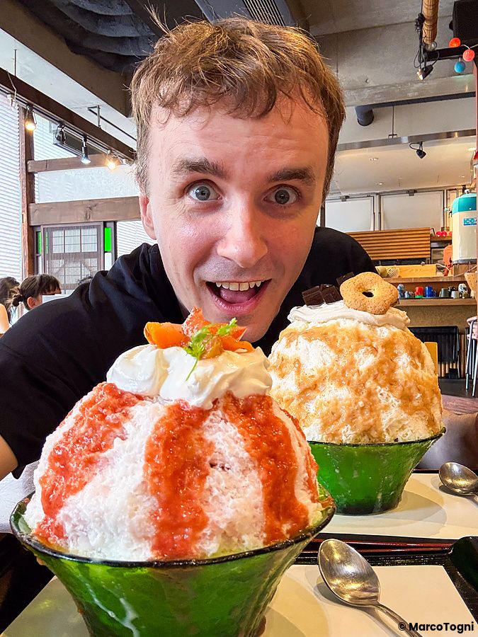Marco Togni sorridente è seduto al ristorante Kanna a Setagaya con un kakigori con miso d'orzo e un kakigori con pesce.
