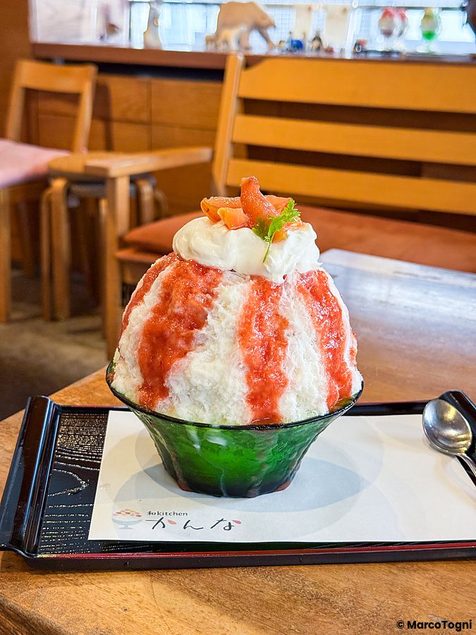 Un kakigori con pesce servito in una ciotola verde presso il ristorante Kanna nel quartiere di Setagaya, a Tokyo.