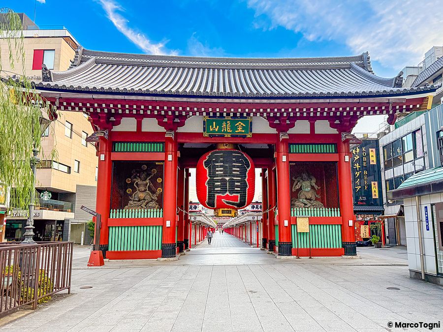 Ingresso Kaminarimon del tempio Senso-ji ad Asakusa, Tokyo.