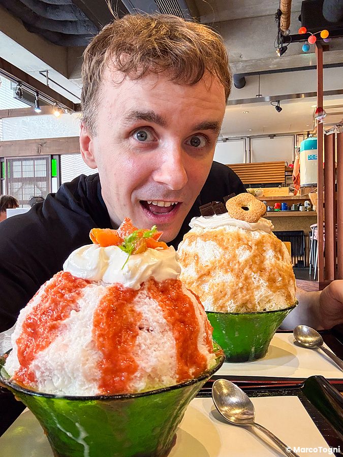 Marco Togni è seduto davanti a due coppe di kakigori, una con miso d'orzo e una con pesce, presso il locale Kanna a Tokyo.