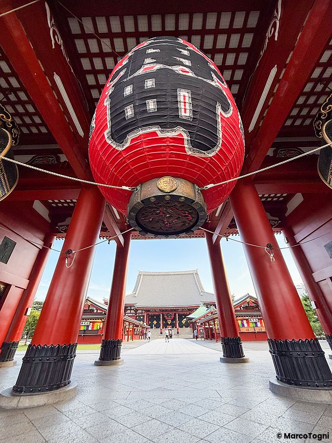 La grande lanterna rossa e nera della porta Hozomon al tempio Senso-ji di Asakusa a Tokyo.