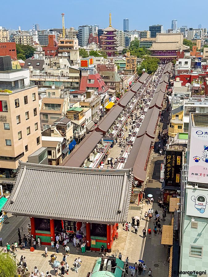 nakamise dori affollata vista dall'alto a tokyo, con bancarelle e tempio