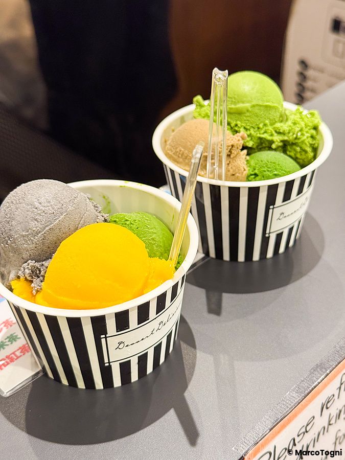 Due coppette di gelato Nanaya a righe bianche e nere su un bancone nella sede di Aoyama a Tokyo.