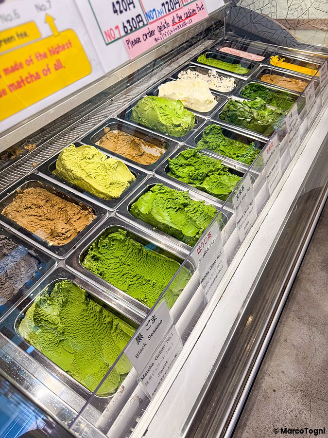Vetrina refrigerata con diverse vaschette di gelato al matcha e altri gusti nel negozio Nanaya ad Aoyama, Tokyo.