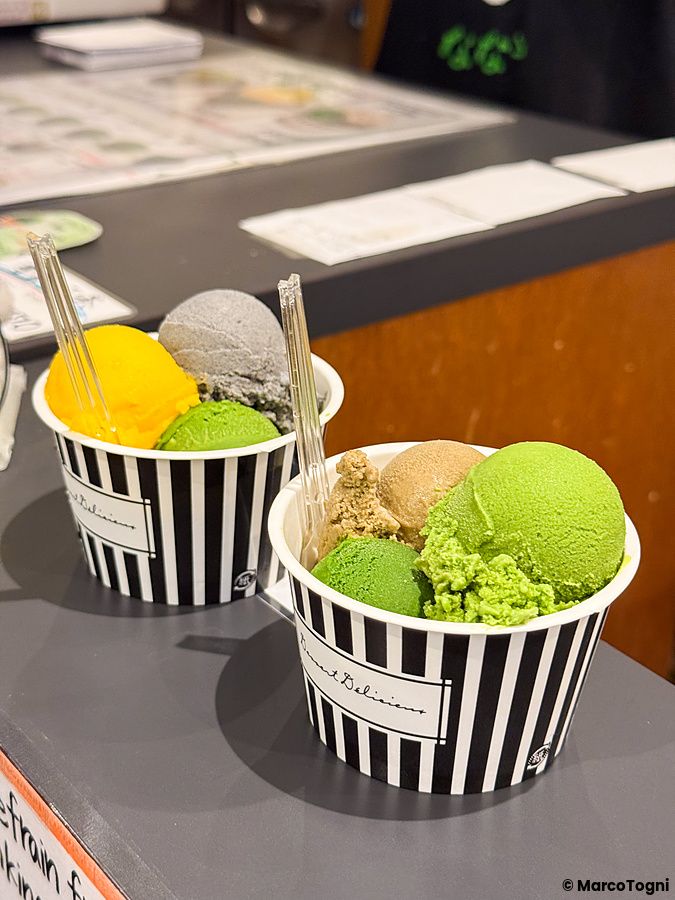 Due coppette di gelato a righe bianche e nere poggiate sul bancone del negozio Nanaya ad Aoyama.