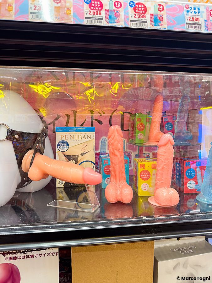 Vetrina di un negozio per adulti ad Osaka con giocattoli sessuali in esposizione.