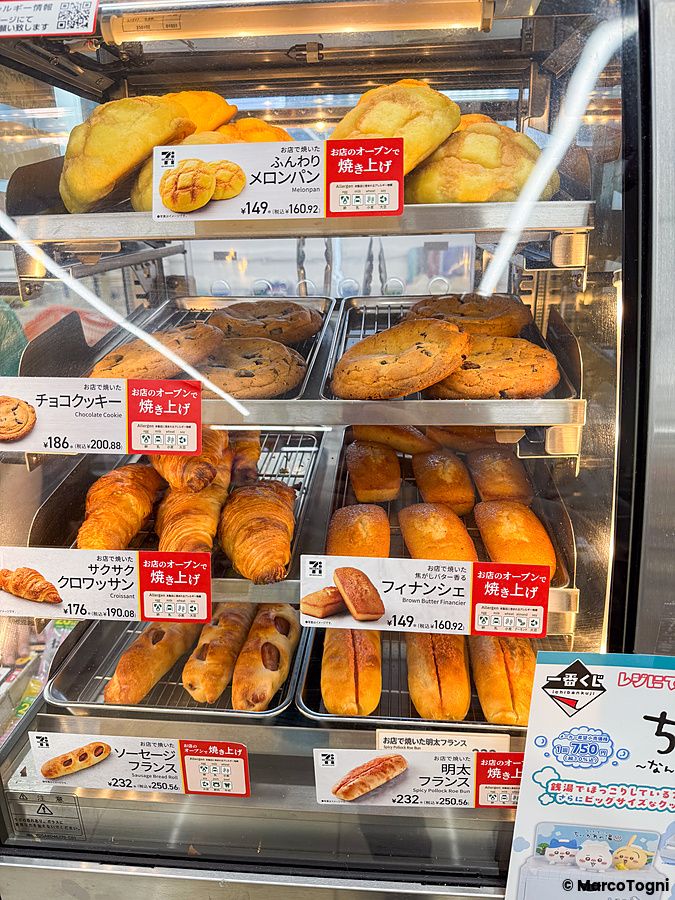 Vetrina di prodotti da forno in un conbini 7 Eleven in Giappone.