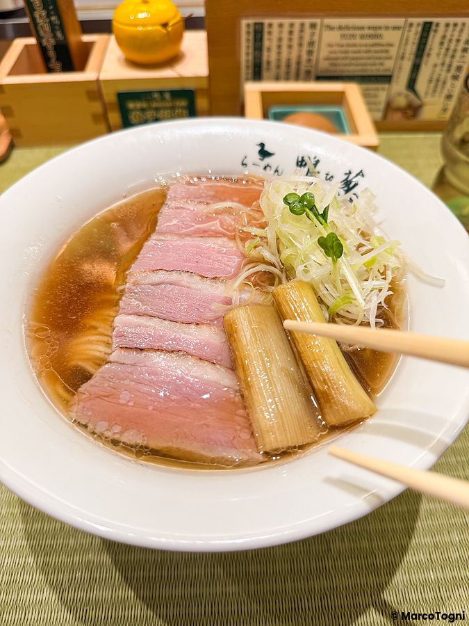 Una ciotola di ramen con fette di anatra e cipollotto presso il ristorante Ramen Kamo to Negi in Giappone.