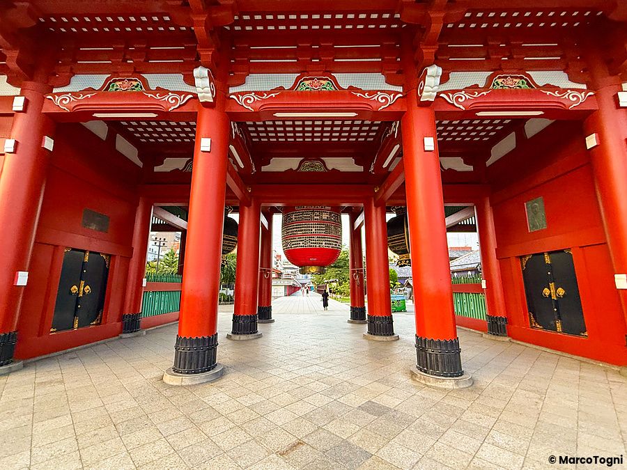 Colonne rosse e lanterna al tempio Senso-ji a Asakusa.