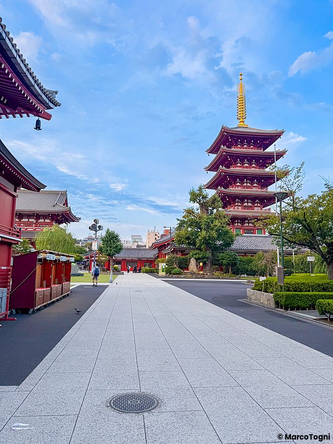 Pagoda a cinque piani del tempio Senso-ji ad Asakusa, Tokyo, con cielo azzurro.