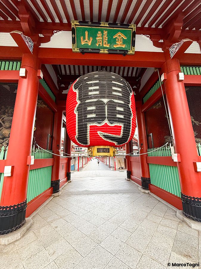 grande lanterna rossa all'ingresso del tempio Senso-ji ad Asakusa