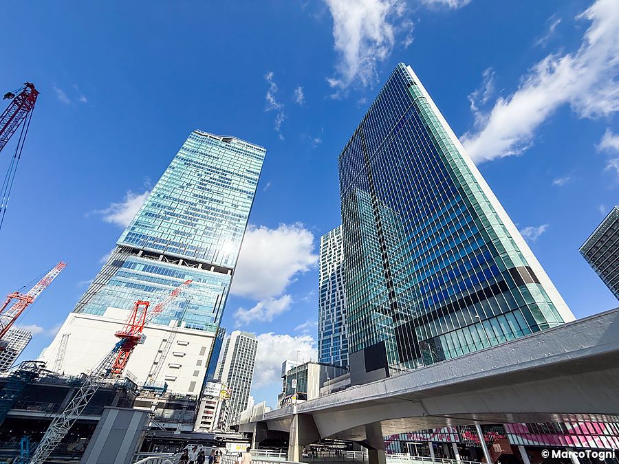 Shibuya Scramble Square e Hikarie sotto un cielo blu a Shibuya.