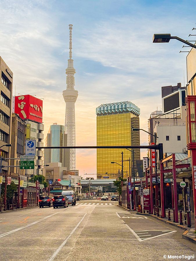 Strada urbana ad Asakusa con il Tokyo Skytree sullo sfondo.