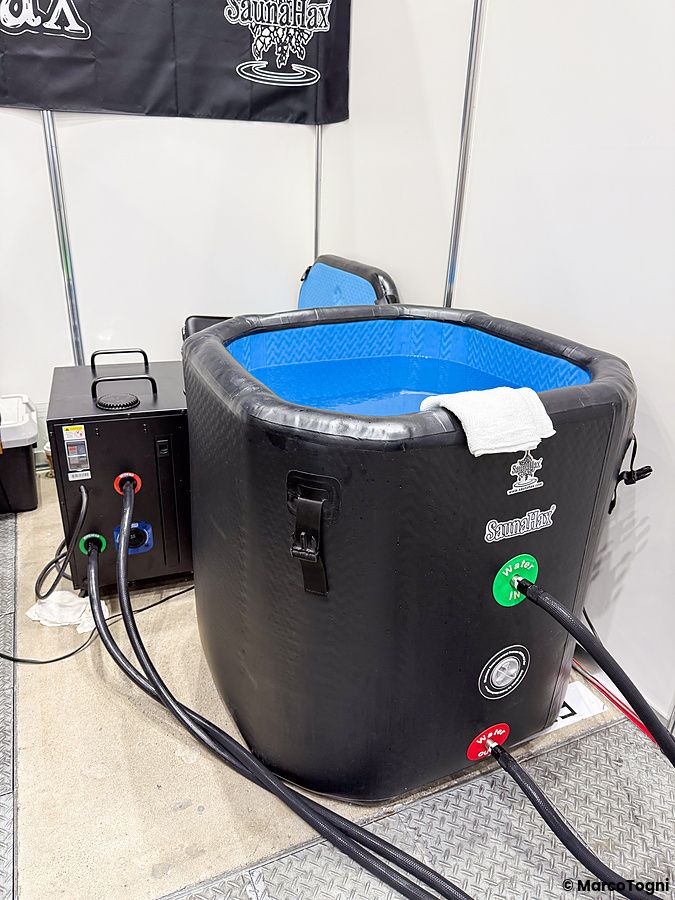 Una vasca nera per immersione in acqua fredda con il logo SaunaHax in uno stand della Good Life Fair a Tokyo.