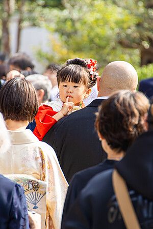 Bambina giapponese in kimono tra la folla a Kamakura.