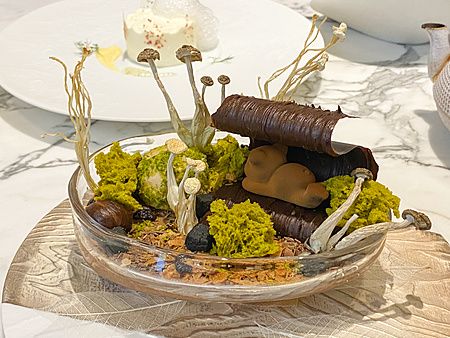 Dolce con funghi e dettagli boschivi in una ciotola di vetro presso Le Musée, pasticceria d'alto livello a Ginza.