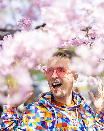Marco Togni felice tra i fiori di ciliegio in fiore a Tokyo