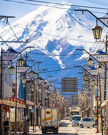 Una strada commerciale a Fujiyoshida con il Monte Fuji sullo sfondo.
