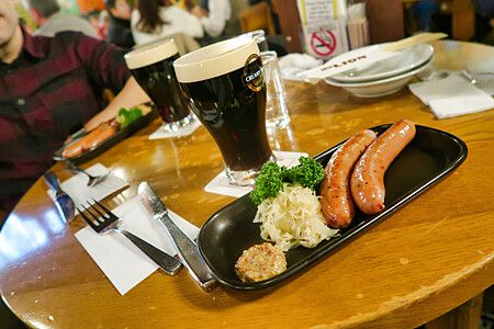 Salsicce e crauti serviti su un piatto nero in una birreria Ginza Lion a Tokyo.