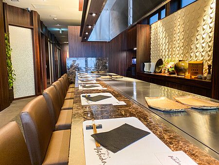 L'interno elegante del ristorante Kobe Beef Ishida a Ginza, Tokyo, con il tipico bancone teppanyaki pronto per gli ospiti.