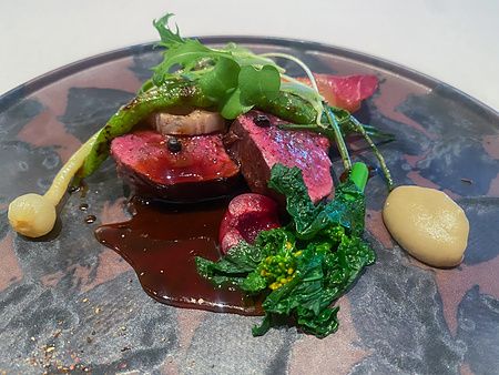 Tranci di carne con tante verdure e una salsa al vino rosso leggermente dolce serviti al ristorante Koji Shimomura.