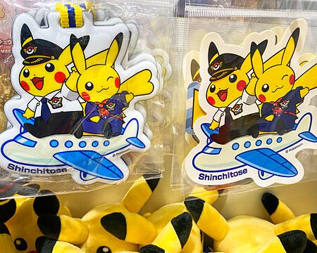 Adesivi di Pikachu piloti su un aereo con scritta Shinchitose.