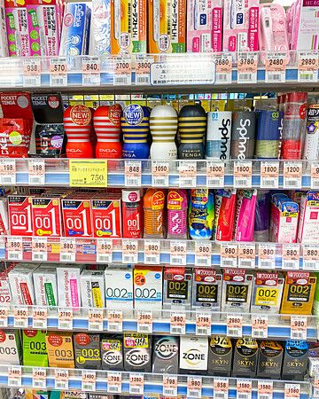 Scaffale in farmacia a Tokyo con TENGA e profilattici esposti.