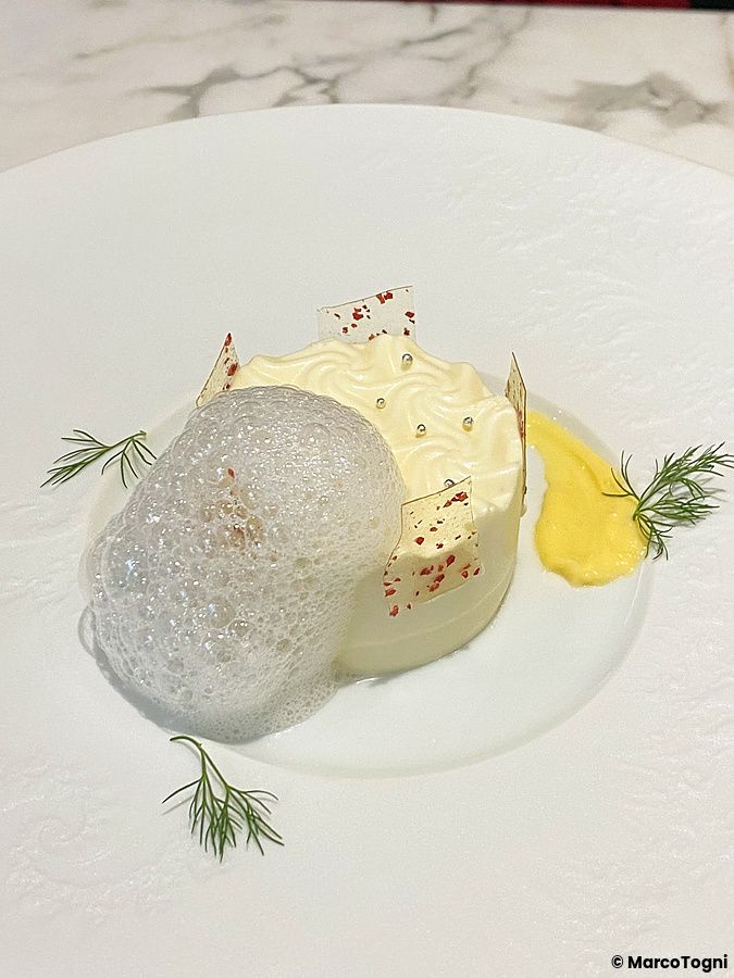 Un dessert gourmet con crema e schiuma servito in un piatto bianco presso Le Musée, pasticceria d'alto livello a Ginza.