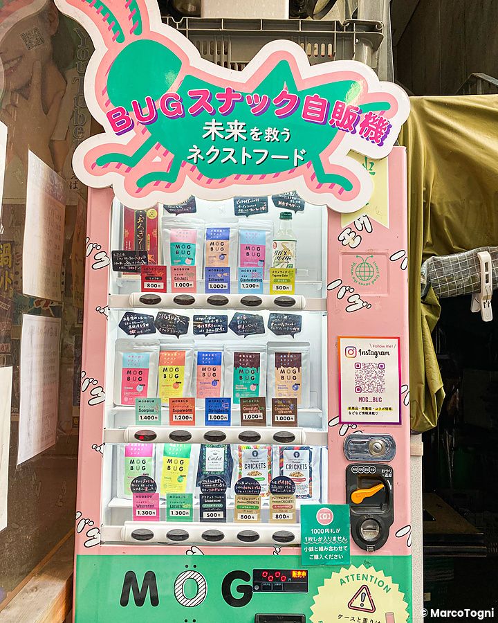 Distributore automatico rosa di insetti da mangiare situato in una via urbana di Tokyo.