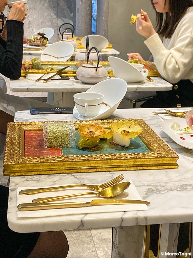 Un dolce a forma di quadro servito in una cornice dorata presso Le Musée, pasticceria d'alto livello a Ginza.