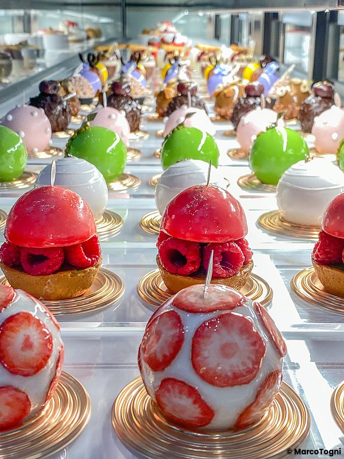 Dolci in vetrina a Le Musée, una pasticceria d'alto livello a Ginza, con monoporzioni sferiche colorate e lucide.